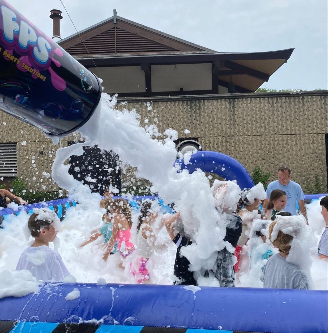 Foam pit with foam cannon